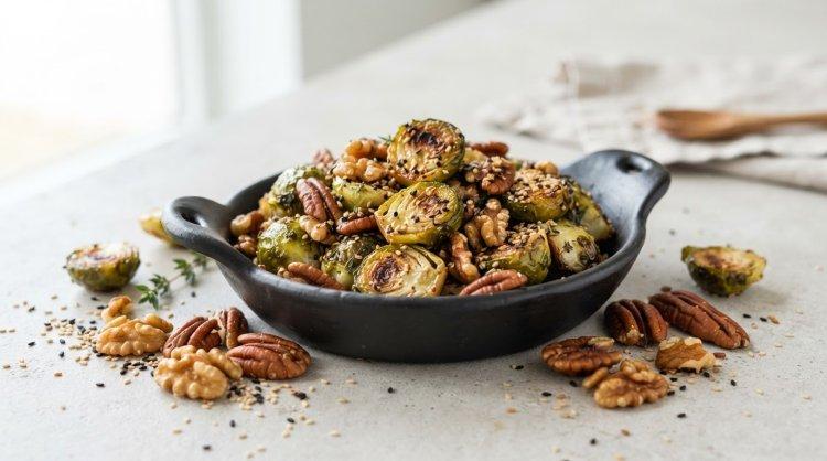 Брюссельская капуста с орехами и кунжутом