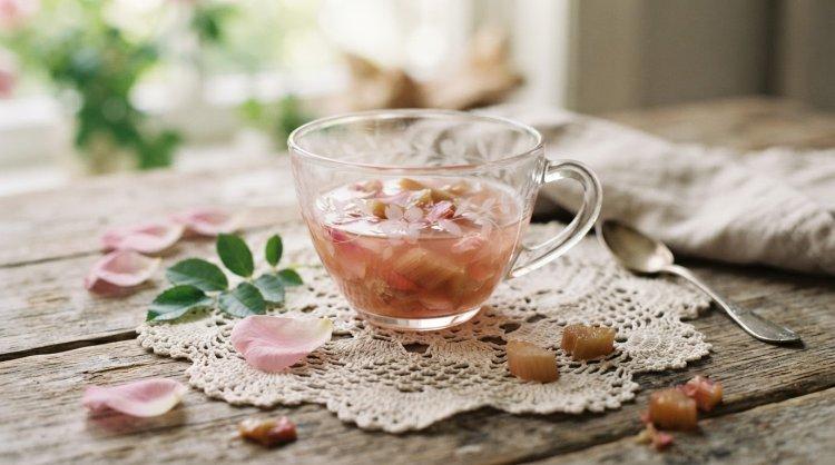 Компот из ревеня и чайной розы