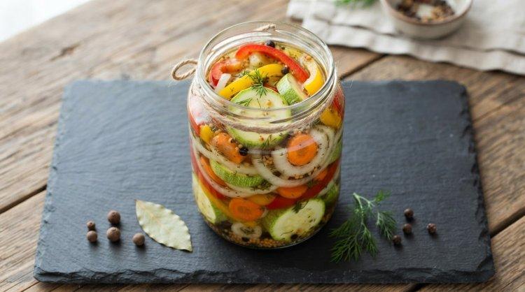 Маринованные кабачки с луком, морковью и сладким перцем