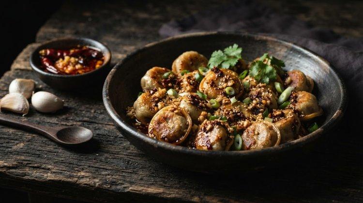 Жареные пельмени с чесноком и соусом чили