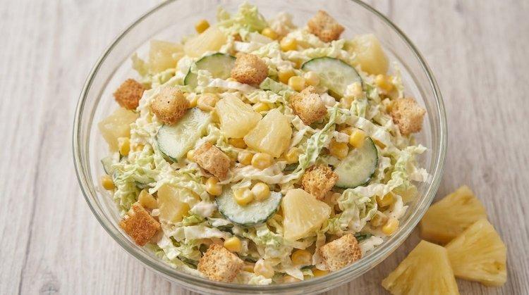 Салат из пекинской капусты, ананасов и кириешек
