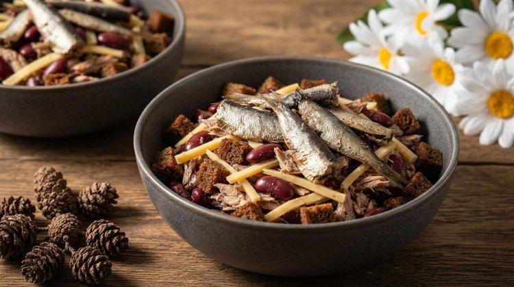 Салат со шпротами, фасолью и кириешками