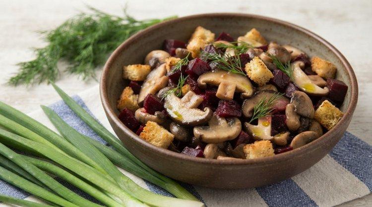Грибной салат с кириешками и свеклой