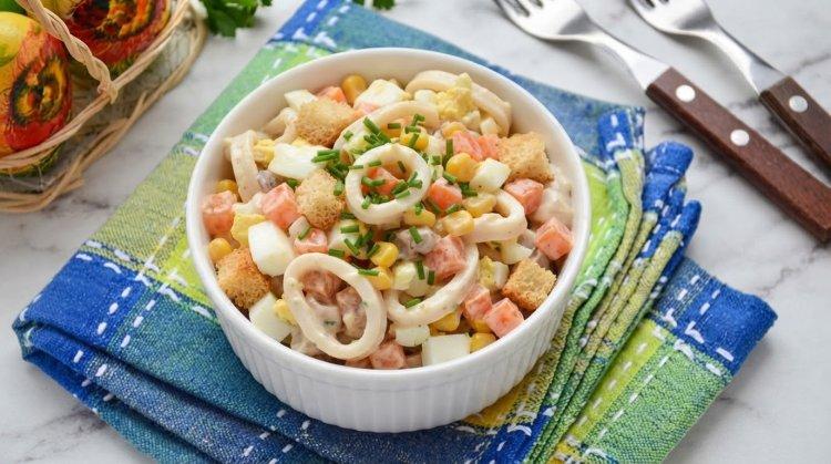 Салат с кальмарами, яйцом и кириешками