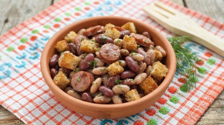 Фасолевый салат с кириешками и колбасой