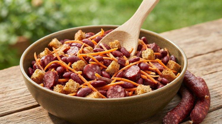Салат с охотничьими колбасками, фасолью и кириешками