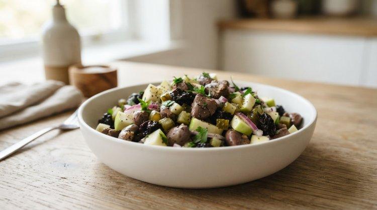 Салат с яблоками, черносливом, солеными огурцами и свиным сердцем