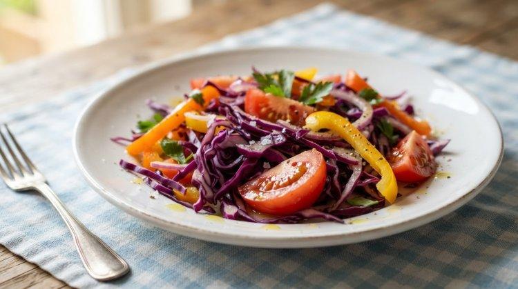 Салат с помидорами, краснокочанной капустой и болгарским перцем