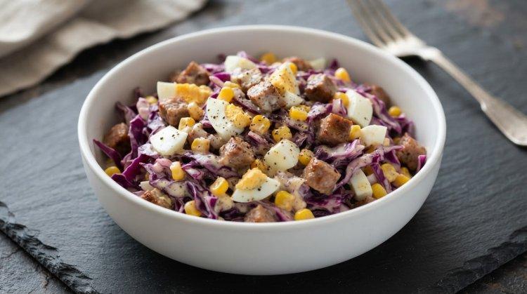 Салат с яйцами, колбасой, кукурузой и краснокочанной капустой