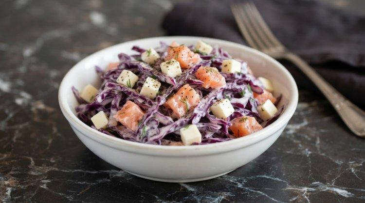 Салат из малосольной семги, краснокочанной капусты и плавленого сыра