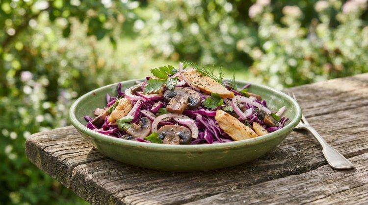 Салат с курицей, маринованными грибами и краснокочанной капустой