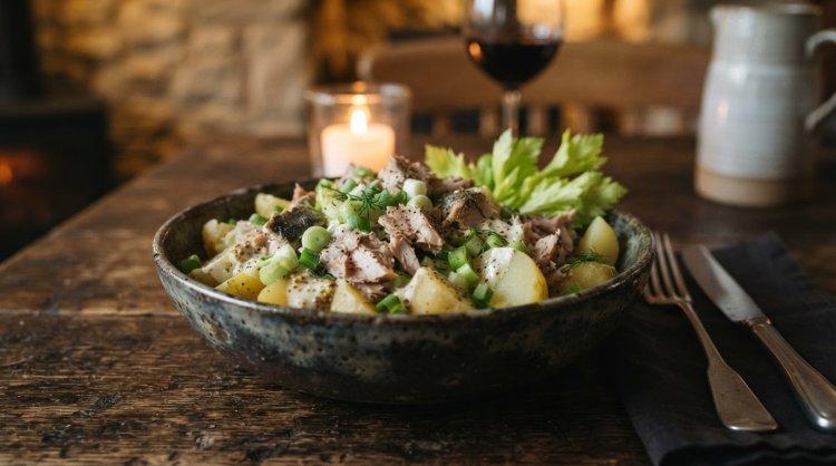 Салат с копченой скумбрией и сельдереем