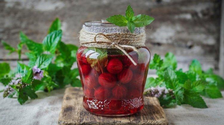 Компот из крыжовника с мятой и сахаром