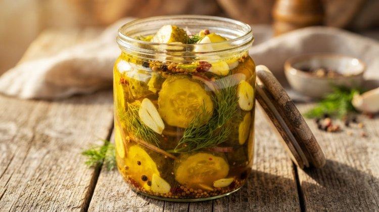 Огурцы по-фински с луком, зеленью и куркумой