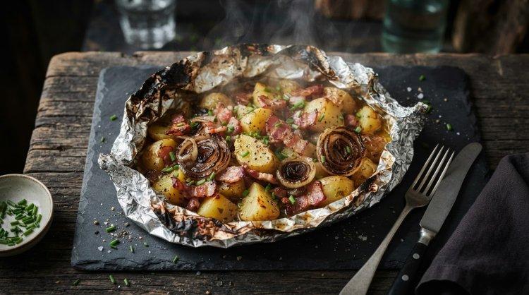 Картошка с беконом и луком в фольге на мангале