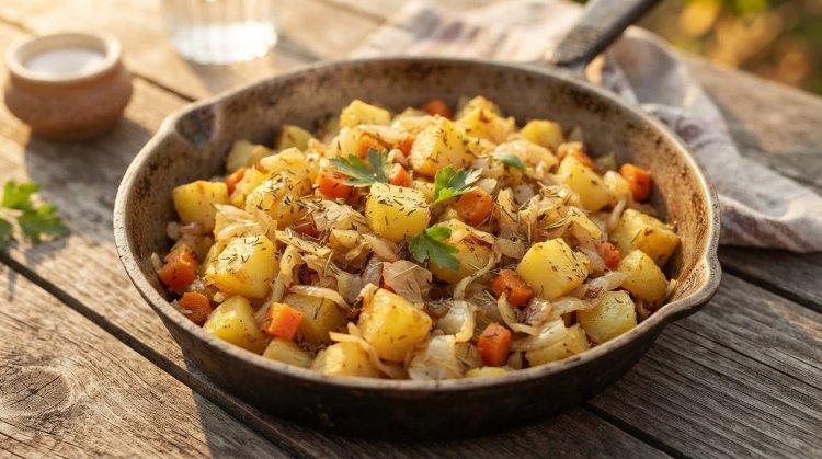 Картошка с капустой на сковороде