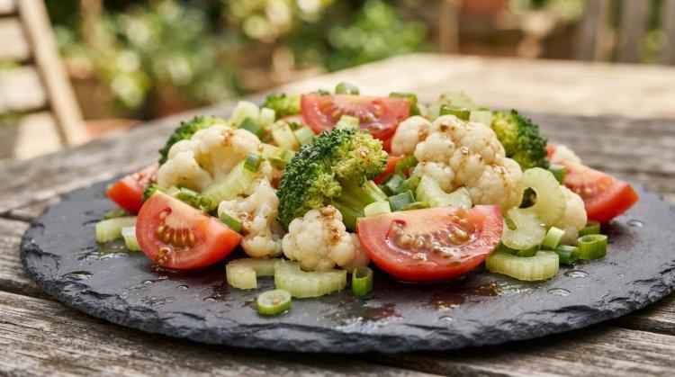 Салат с брокколи, цветной капустой и помидорами