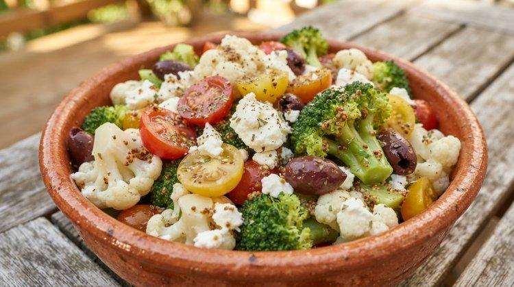 Салат из брокколи и цветной капусты с маслинами и фетой