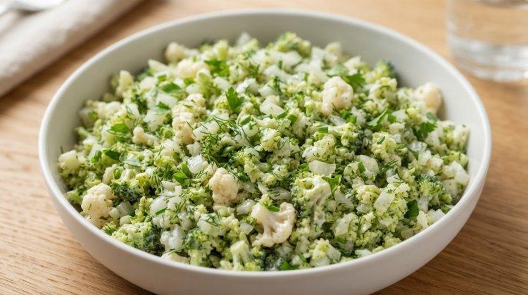 Салат с брокколи, цветной капустой и луком