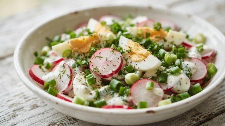 Салат с редиской, зеленым луком и яйцом