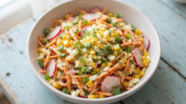 Салат с редиской, яйцом, морковью и кукурузой