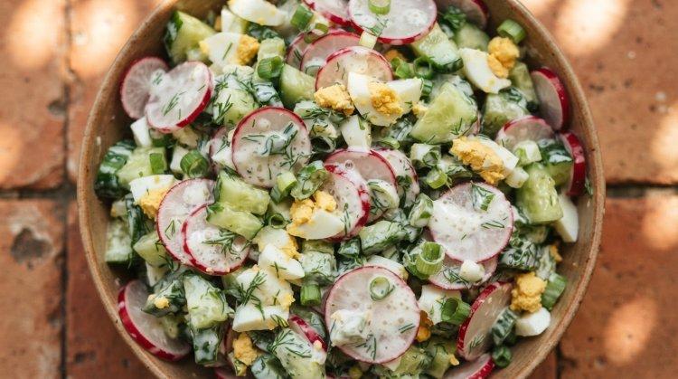 Салат с редиской, яйцами и огурцом