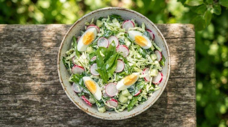 Салат с редиской, черемшой и яйцом