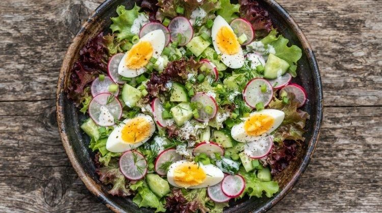 Салат с редиской, яйцом и салатными листьями