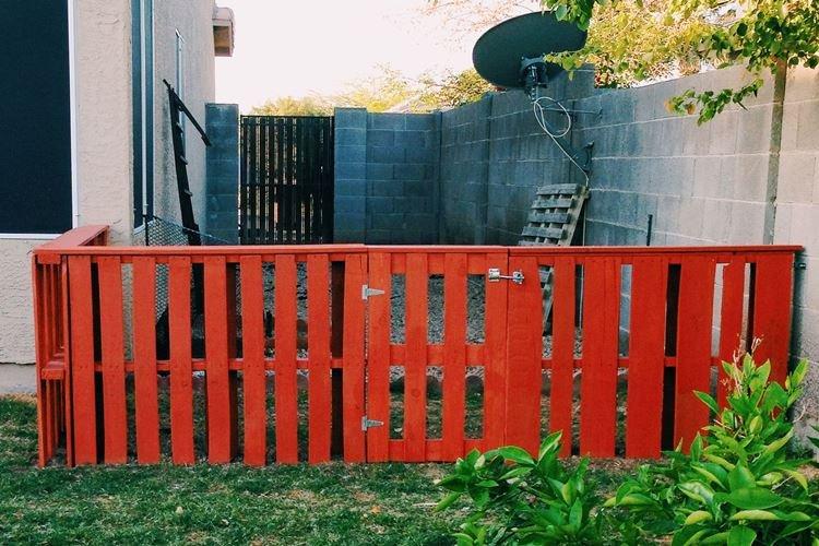Забор из поддонов - Садовая мебель из поддонов для дачи фото