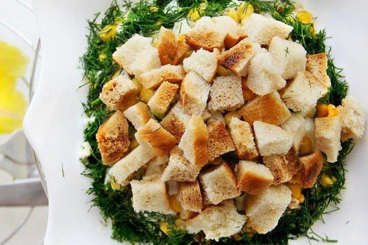 Салат с печенью трески и сухариками - рецепты
