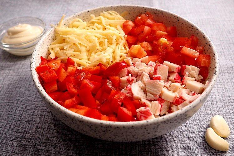Салат «Красное море» с крабовыми палочками и креветками - рецепты