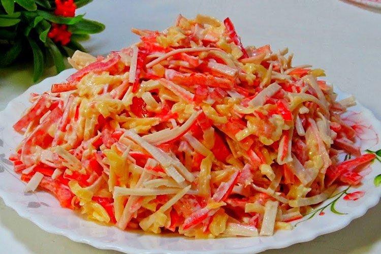 Салат «Красное море» с крабовыми палочками и свеклой - рецепты
