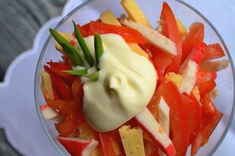 Салат «Красное море» с крабовыми палочками и ананасами - рецепты