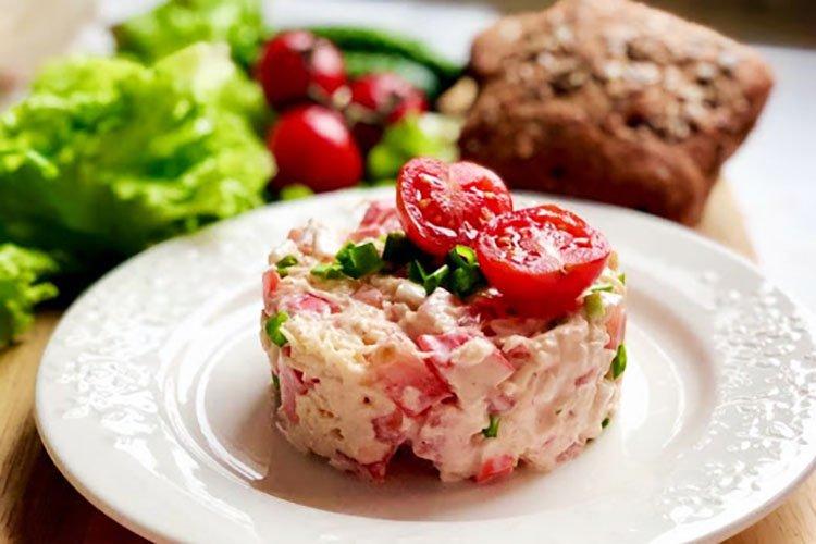 Салат «Красное море» с крабовыми палочками и авокадо - рецепты