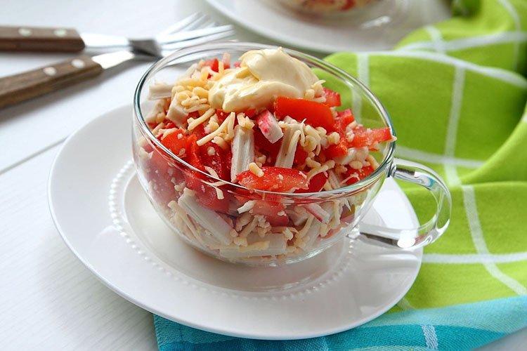 Салат «Красное море» с крабовыми палочками и красной икрой - рецепты