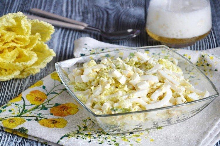 Салат с кальмарами, яйцом и пекинской капустой - рецепты