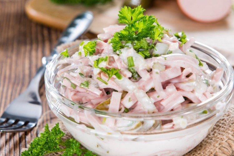 Салат с кальмарами, яйцом и бужениной - рецепты