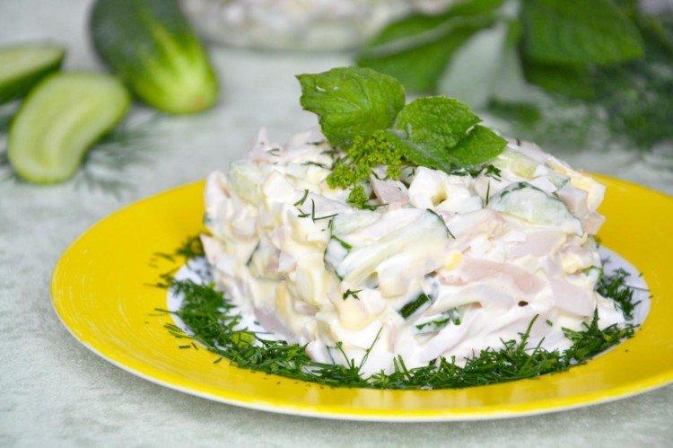 Салат с кальмарами, яйцом и яблоком - рецепты