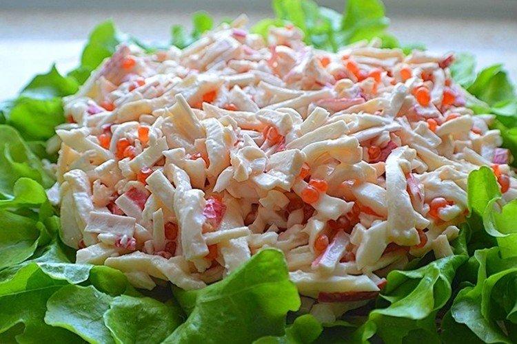 Салат с кальмарами, яйцом и красной икрой - рецепты