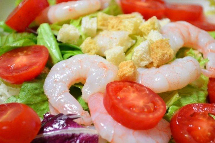 Салат с кальмарами, яйцом и креветками - рецепты