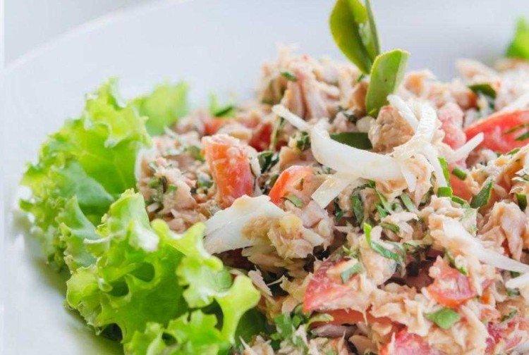 Салат с консервированным тунцом и пикантной заправкой - рецепты