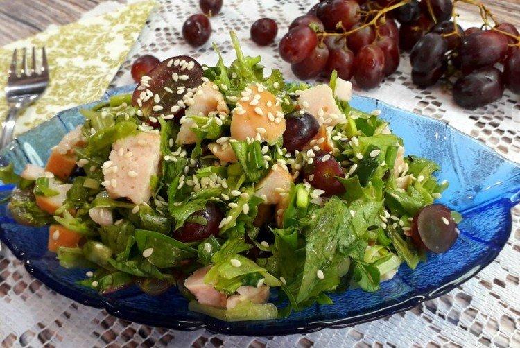 Салат с копченой курицей и виноградом - рецепты