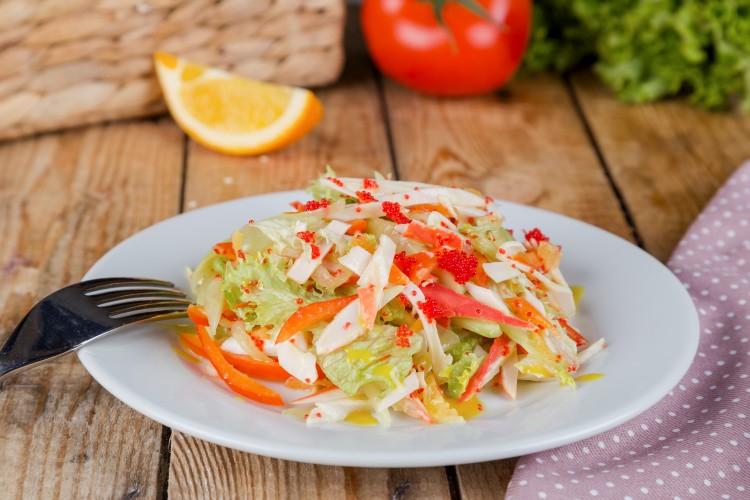 15 простых салатов с крабовыми палочками и капустой