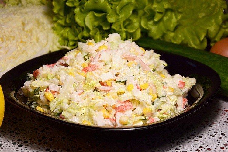 Салат с крабовыми палочками и капустой – классический рецепт