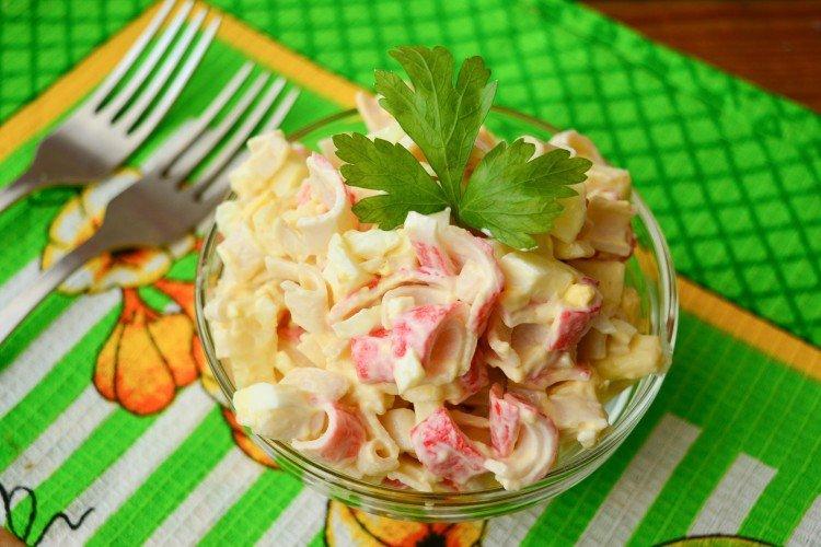 Салат с крабовыми палочками, капустой и плавленым сыром - рецепты