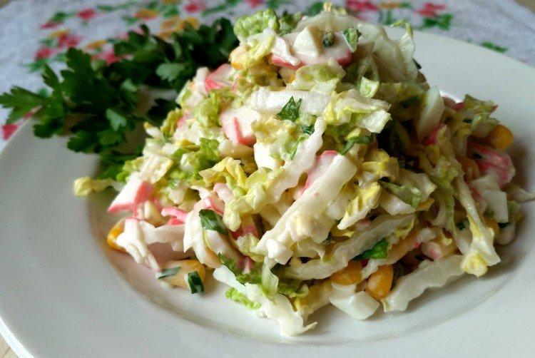 Салат с крабовыми палочками, капустой и зеленым луком - рецепты