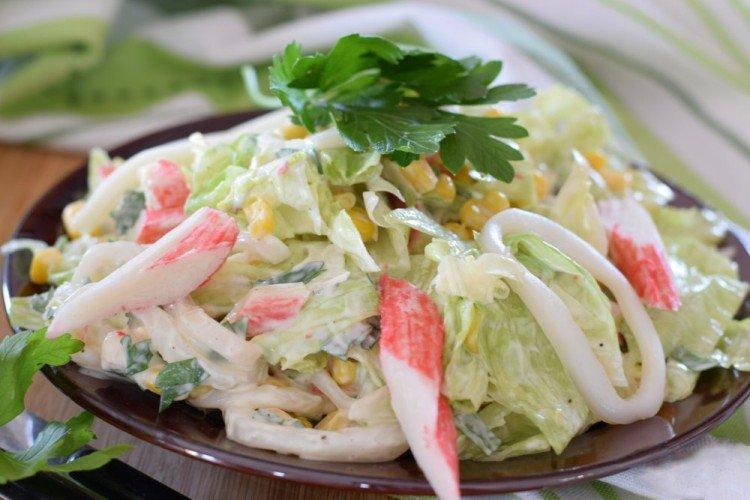 Салат с крабовыми палочками, капустой и морепродуктами - рецепты