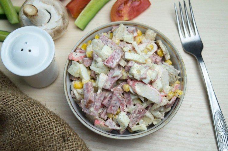 Салат с крабовыми палочками, капустой и колбасой - рецепты