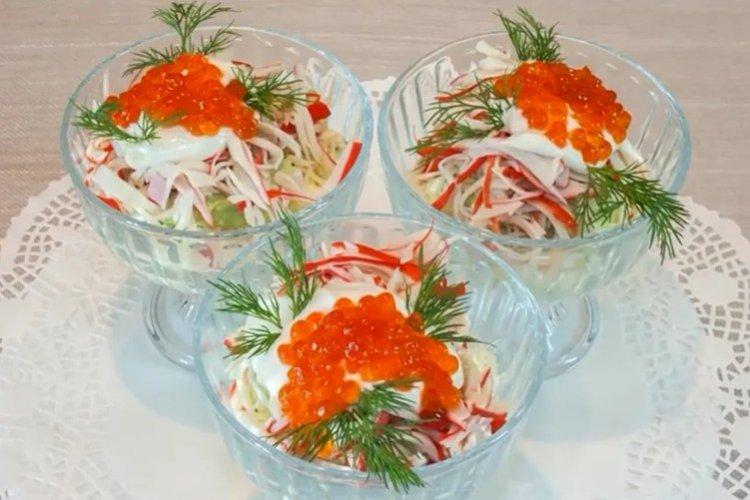 Салат с крабовыми палочками, капустой и икрой - рецепты