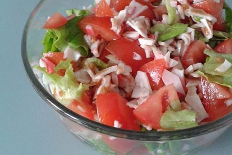 Легкий салат с крабовыми палочками и помидорами - рецепты
